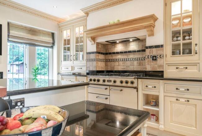 5 bed Detached for sale Image 8