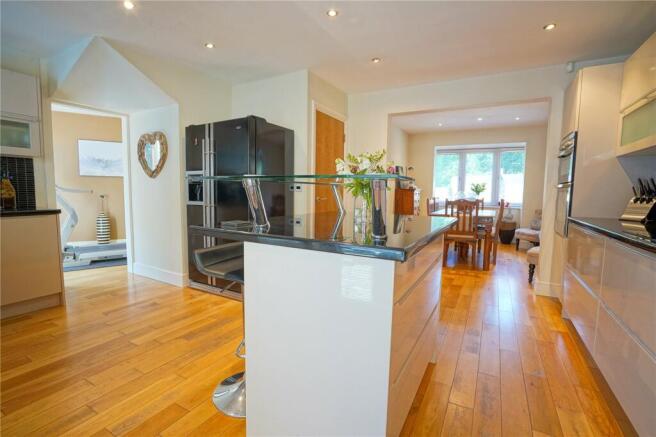 5 bed Detached for sale Image 3
