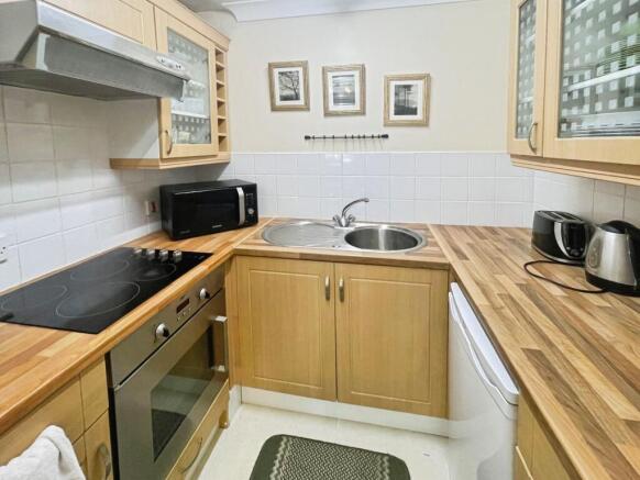 Oakfields, Lychpit, RG24 photo 4