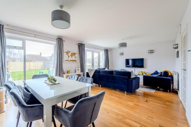 Lounge/Dining Room