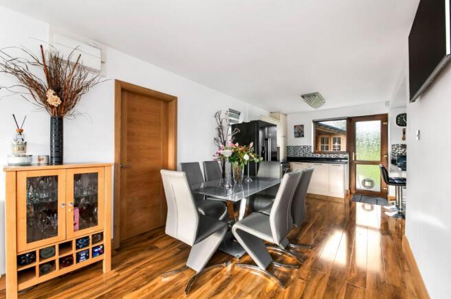 OPEN-PLAN DINING KITCHEN AND FAMILY ROOM