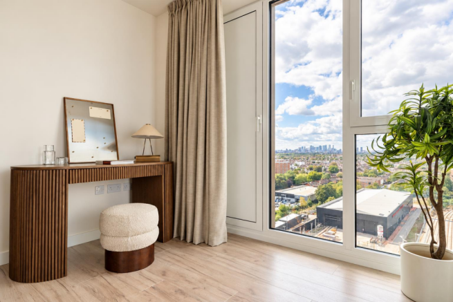 04-desk-and-city-view.png