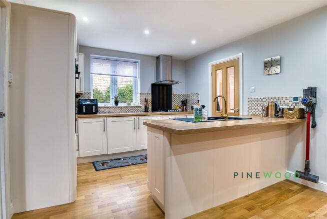 KITCHEN / DINING ROOM
