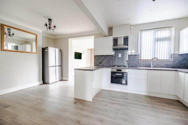 5 bed Semi-Detached for sale Image 4