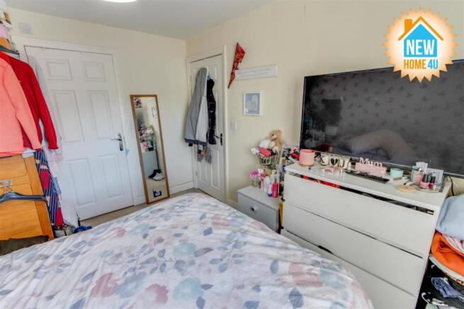 MAIN BEDROOM:
