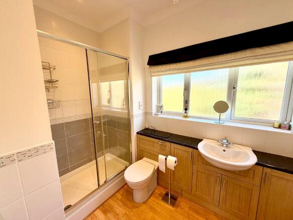 5 bed Detached for sale Image 11