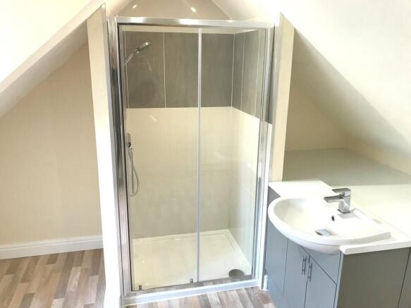 4 bed Semi-Detached to rent Image 11