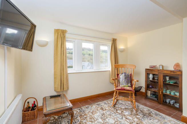 5 bed Detached for sale Image 8