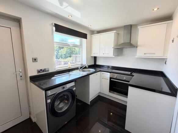 1 bed Semi-Detached to rent Image 8