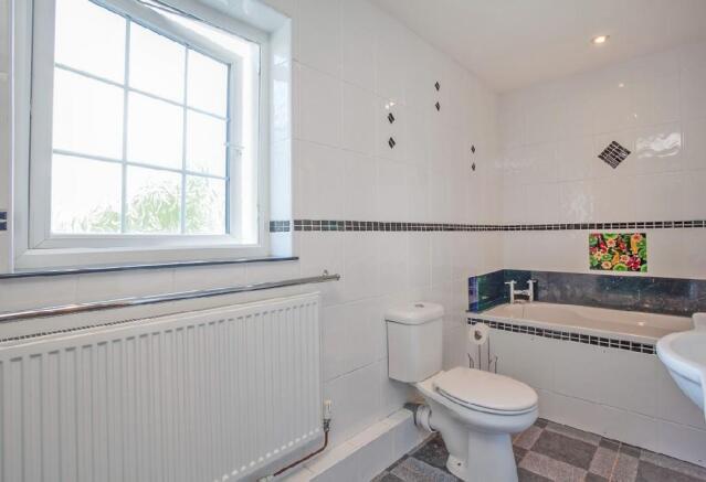 Bathroom 1.jpg