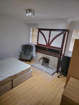 5 bed Detached to rent Image 4
