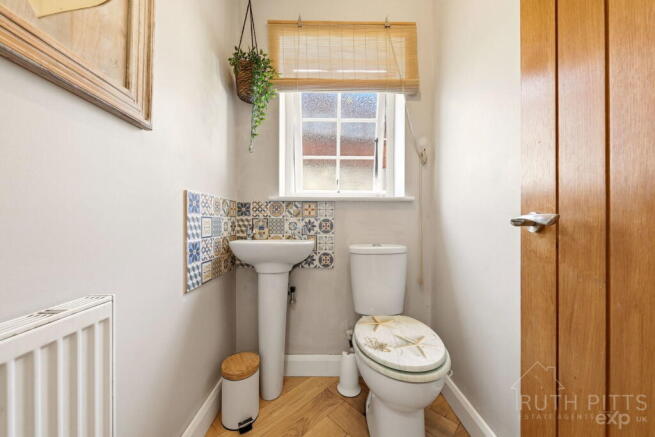 4 bed Detached for sale Image 11