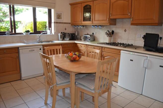 KITCHEN/DINING ROOM