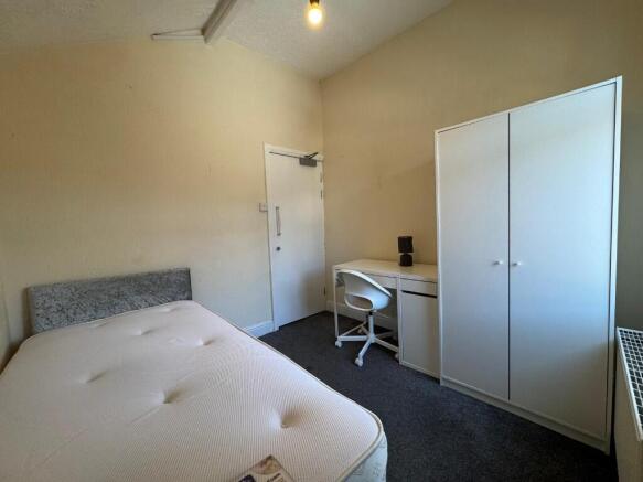 4 bed Terraced to rent Image 6