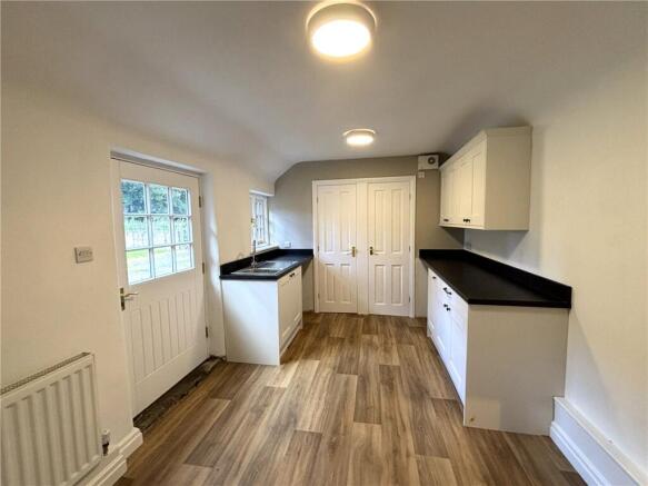 2 bed Semi-Detached to rent Image 4