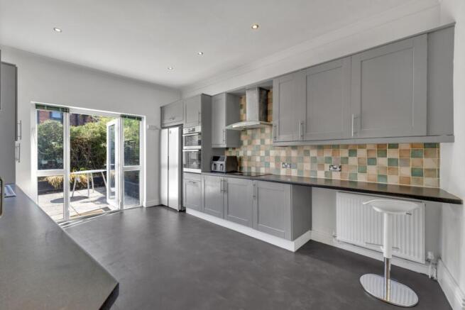 5 bed Detached for sale Image 6