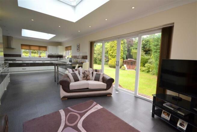 OPEN PLAN BREAKFAST KITCHEN