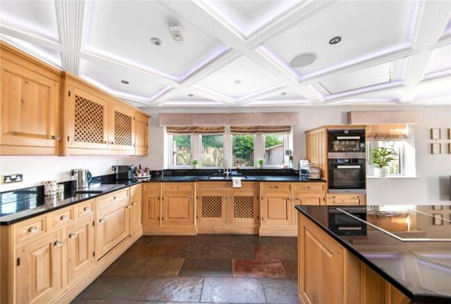 5 bed Detached for sale Image 8