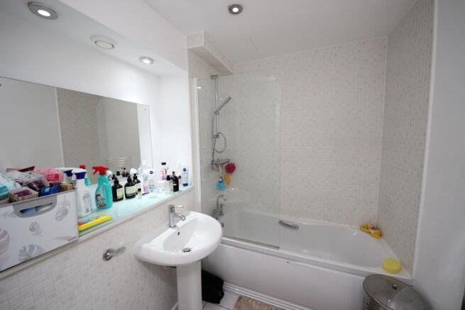 2 bed Apartment to rent Image 6