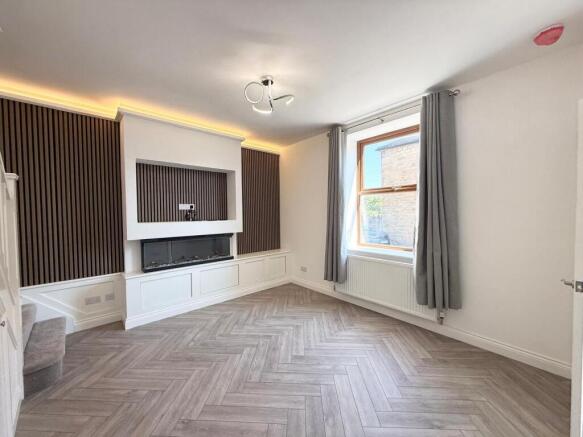 2 bed End of Terrace to rent Image 4