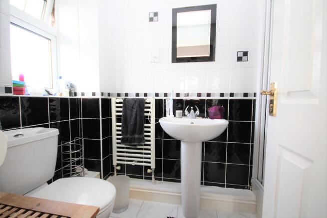 EN-SUITE SHOWER ROOM