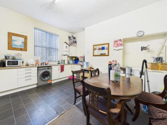 6 bed Flat for sale Image 8