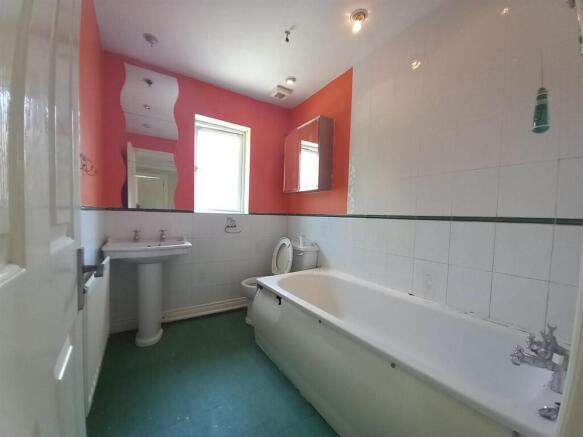 12 Drake Close Bathroom.jpg