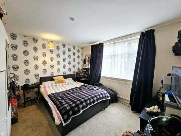 5 bed Detached for sale Image 7