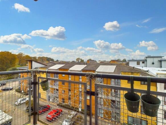 CAM02202G0-PR0417-STILL014.jpg