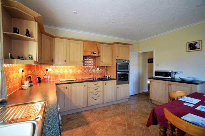 KITCHEN/DINING...