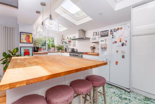 5 bed Semi-Detached for sale Image 8