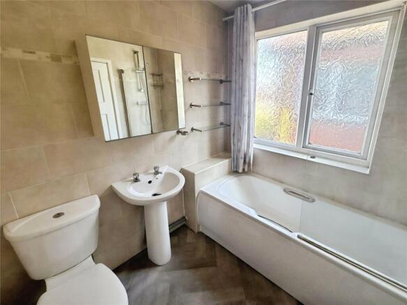 3 bed Semi-Detached to rent Image 11