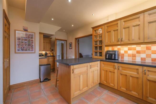 5 bed Semi-Detached for sale Image 9