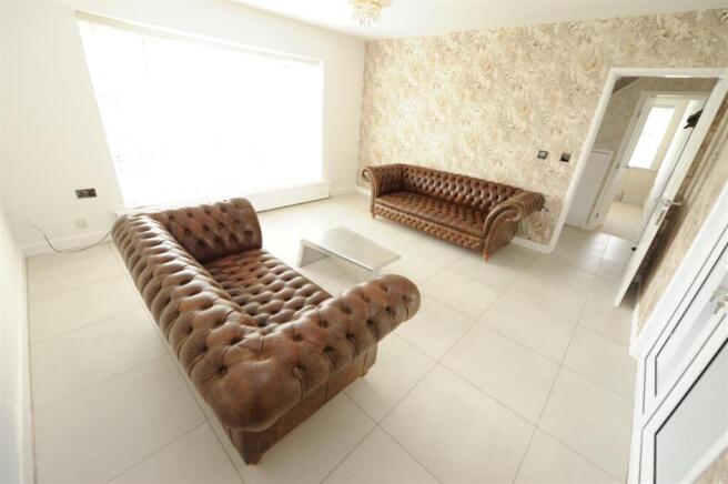 5 bed Link Detached House for sale Image 3