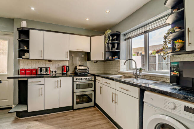 3 bed Semi-Detached for sale Image 6