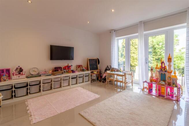7 bed House to rent Image 9