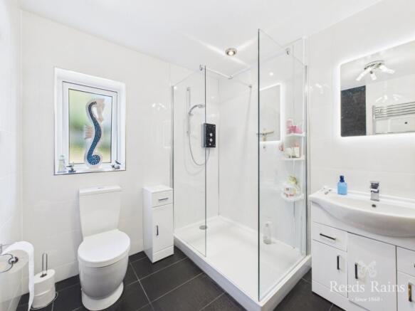 4 bed Bungalow for sale Image 10
