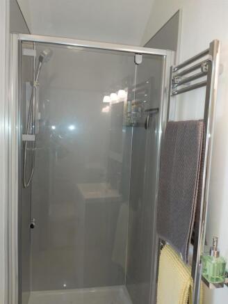 STUDIO FLAT SHOWER ROOM