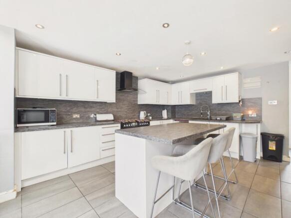 3 bed Semi-Detached for sale Image 4