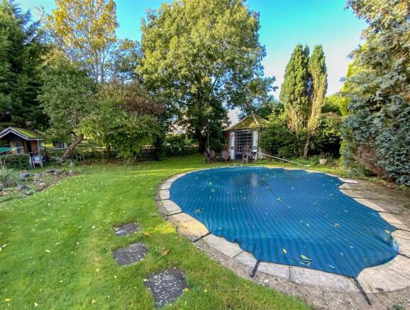 Pool to rear