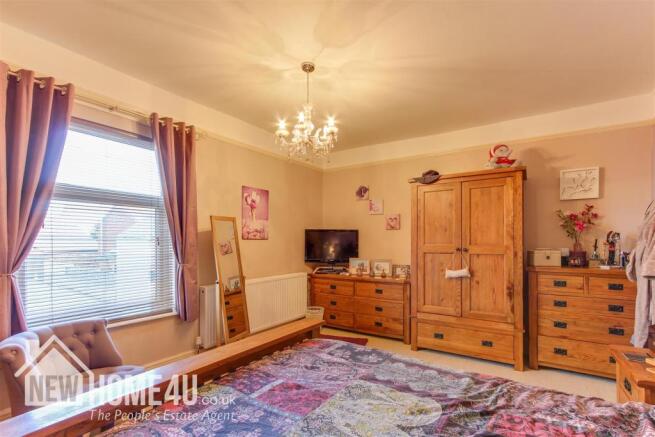MASTER BEDROOM: