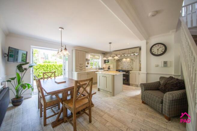 KITCHEN/DINING ROOM