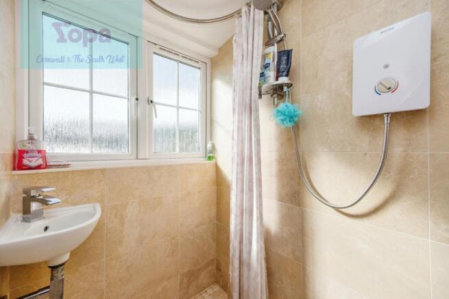 Main Bedroom En Suite Shower Room