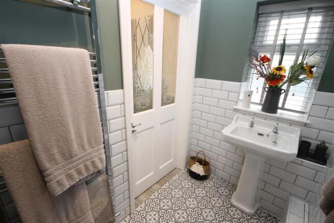 GROUND FLOOR SHOWER ROOM