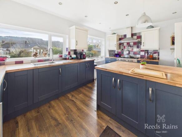 4 bed Bungalow for sale Image 5