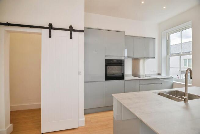 2 bed Flat for sale Image 4