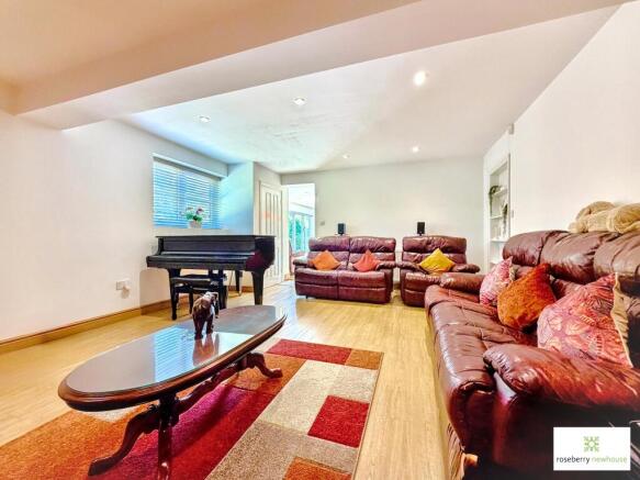 5 bed Detached for sale Image 4