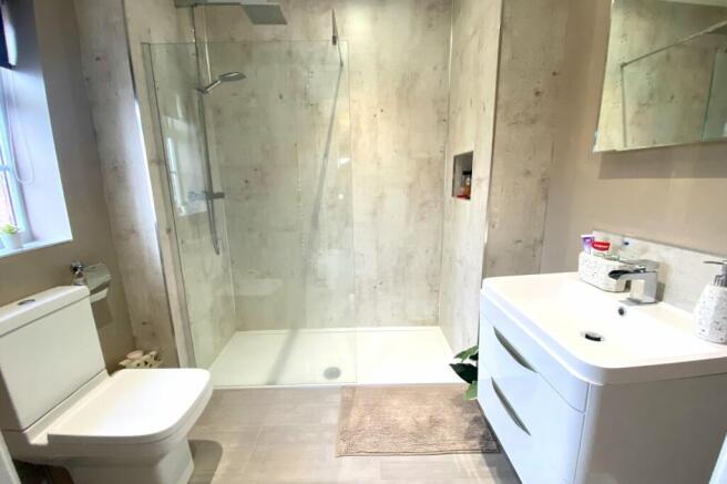 Main Bed Ensuite