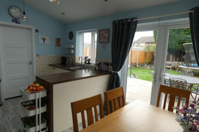 'L' SHAPED FAMILY KITCHEN