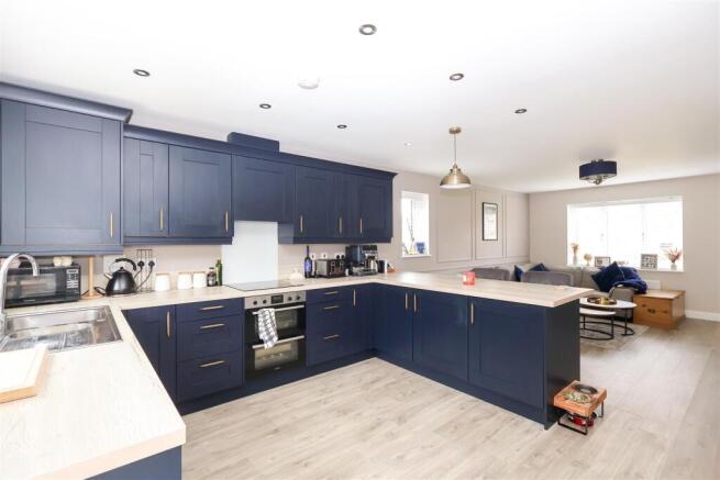 4 bed Semi-Detached for sale Image 3
